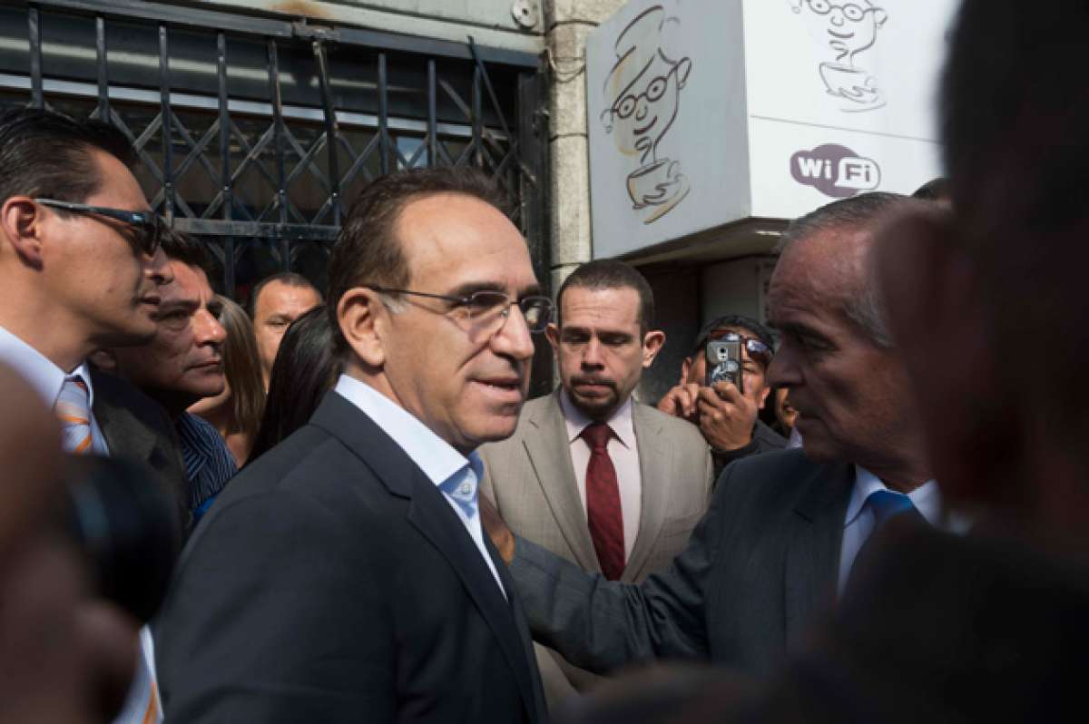 Ramiro Gonz&aacute;lez (izquierda), con su abogado defensor Juan Pablo Alb&aacute;n, acudi&oacute; ayer a la D&eacute;cima Unidad Judicial de lo Civil. Foto: John Guevara/El Tel&eacute;grafo