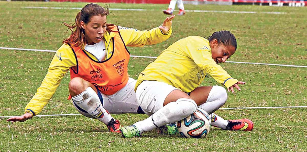 Kerly Real (adelante) protege la pelota ante la marca de Giannina Lattanzio, durante un entrenamiento. Foto: Tomado de Andes