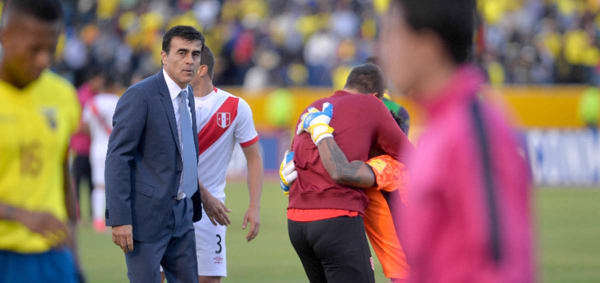 El estratega Gustavo Quinteros abandona la cancha del estadio Ol&iacute;mpico Atahualpa, luego de la derrota contra Per&uacute;, en la fecha 16 de las Eliminatorias.      