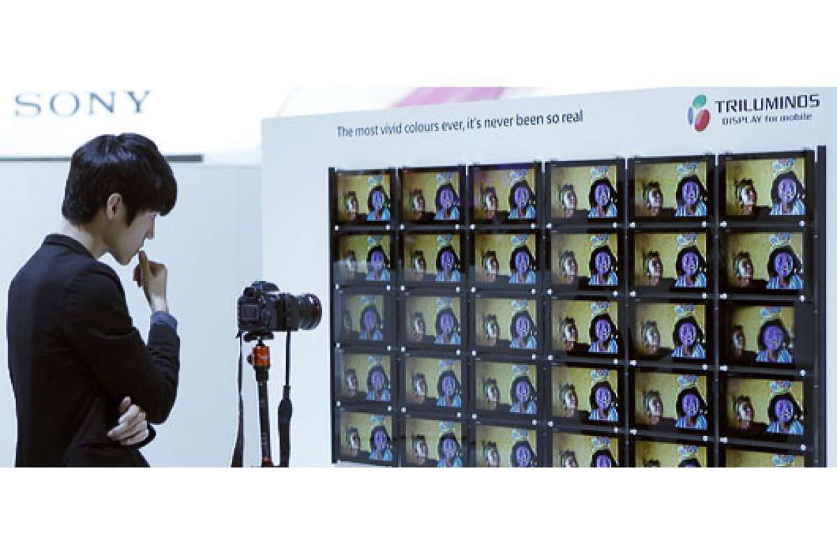 Un hombre observa varias tabletas  presentadas por la compa&ntilde;&iacute;a japonesa Sony durante el Mobile World Congress, la mayor feria del mundo de tecnolog&iacute;a que se realiz&oacute; esta semana en L&rsquo;Hospitalet de Llobregat (Barcelona). Foto: EFE