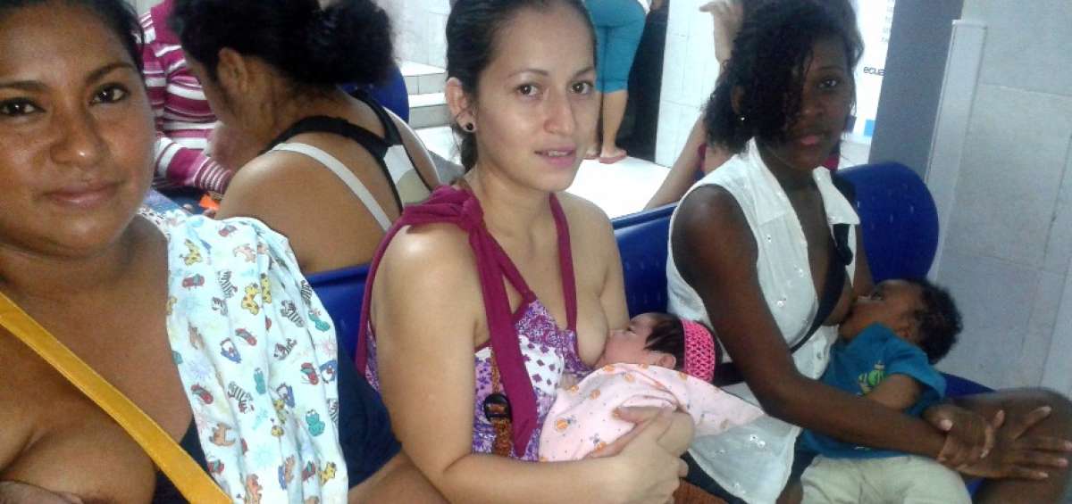 Ginger Cruz, Ver&oacute;nica Cevallos y Viviana Caicedo dan de lactar a sus hijos en espacios p&uacute;blicos de Guayaquil.