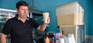 &Aacute;ngel Barba expende la chicha resbaladera denominada La Tradicional  en su local de las calles Seis de Marzo y G&oacute;mez Rend&oacute;n. La bebida es elaborada por su esposa Rosita Amenda&ntilde;o.  