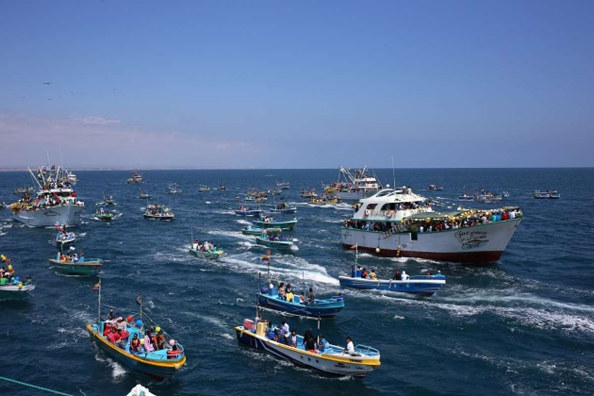 M&aacute;s de 3.000 personas en barcos nodrizas y en m&aacute;s de 100 lanchas realizaron la procesi&oacute;n n&aacute;utica. Foto: Rodolfo P&aacute;rraga / El Tel&eacute;grafo 