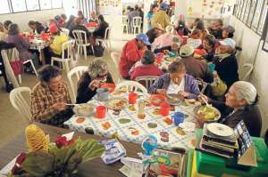 Las frutas, verduras, hortalizas, cereales y l&aacute;cteos -adem&aacute;s de actividad f&iacute;sica permanente- deben ser parte del men&uacute; diario de todas las personas, sin importar su edad. Foto:  Archivo│El Tel&eacute;grafo