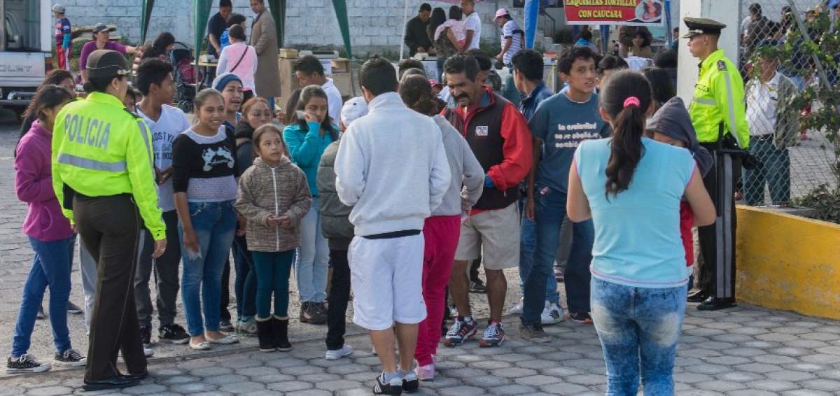 Agentes de la Polic&iacute;a realizan controles para evitar desmanes en los recintos electorales.
