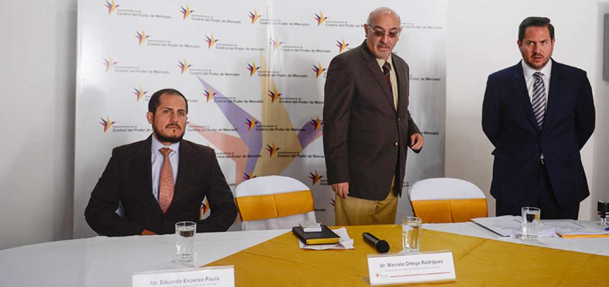 Eduardo Esparza (izq.) y Marcelo Ortega (c) entregaron una copia de la resoluci&oacute;n de la SCPM a Oscar Pico (der.), abogado de Pl&aacute;sticos Rival.