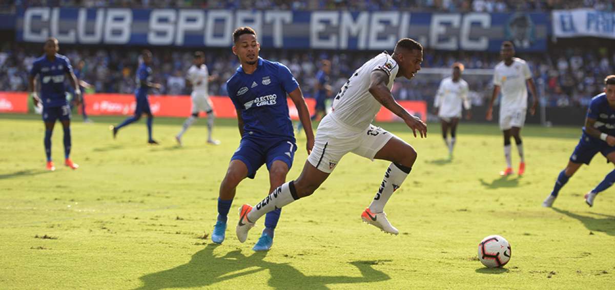 Edwin Pern&iacute;a (i), de Emelec, intenta arrebatarle el bal&oacute;n a Antonio Valencia, de Liga de Quito, en duelo de la LigaPro, en el estadio Capwell.
