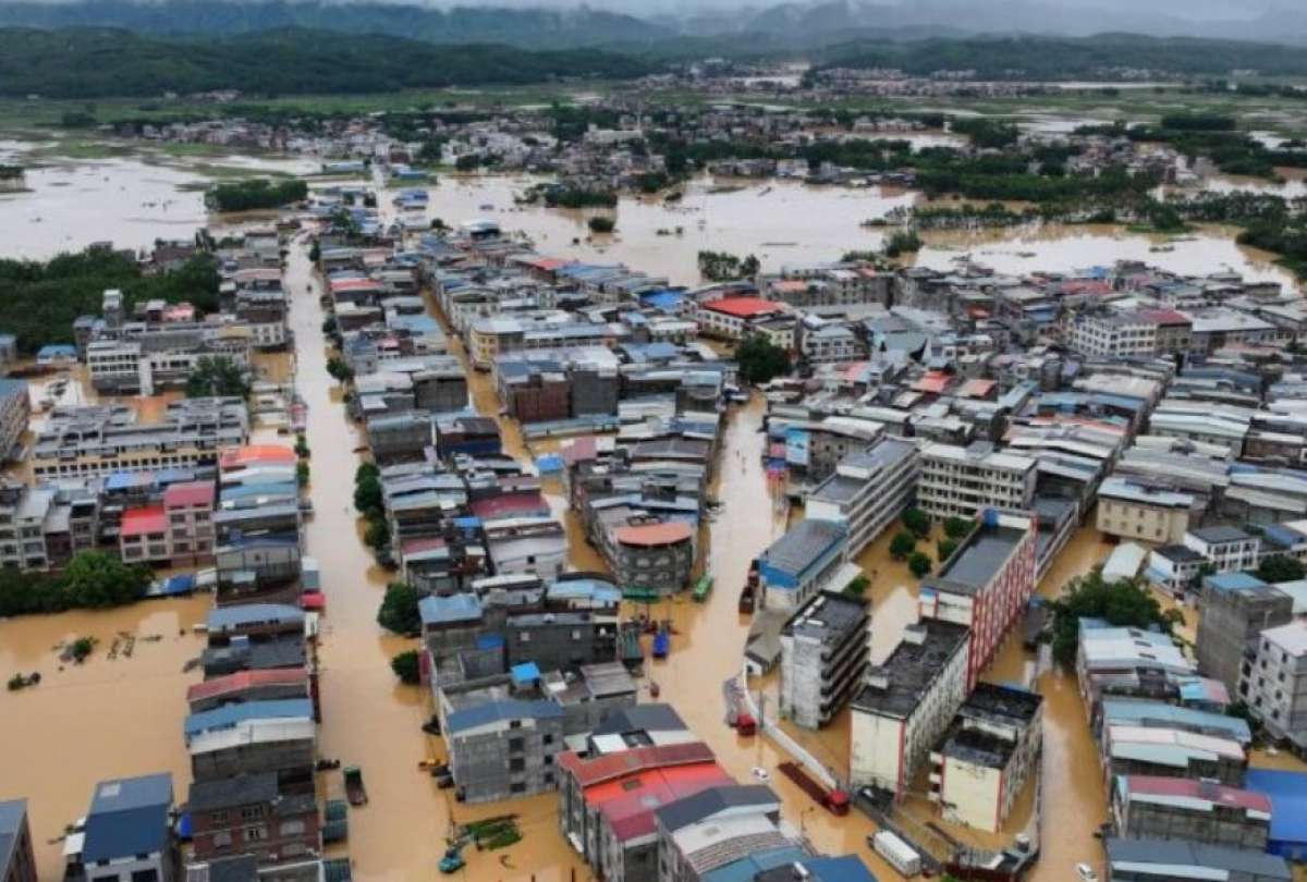 Las fuertes lluvias y tifones provocaron inundaciones, evacuaciones y v&iacute;ctimas en varias regiones de China. Equipos de emergencia contin&uacute;an con las labores de rescate.