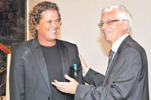 En la gr&aacute;fica aparecen el cantante colombiano Carlos Vives (i) cuando recib&iacute;a de manos del embajador de Francia en Colombia, Jean-Marc Lafor&ecirc;t, la Orden de las Artes y Letras de Francia en el grado de Caballero. Foto: EFE