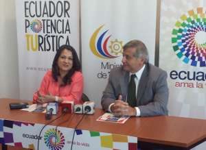 Lorena Escobedo (i) y Patricio Tamariz (d) esperan una gran afluencia de turistas en la ciudad de Cuenca. Foto: Daniel Amaiquema