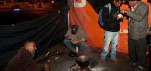 En el parterre de la avenida Eloy Alfaro, en el sector de Carcel&eacute;n, hay un campamento en el que habitan familias venezolanas. Seg&uacute;n los datos de sus habitantes hay 12 mujeres embarazadas y 11 ni&ntilde;os. Los moradores del campamento cocinan en fogatas hechas con le&ntilde;a recolectada.
