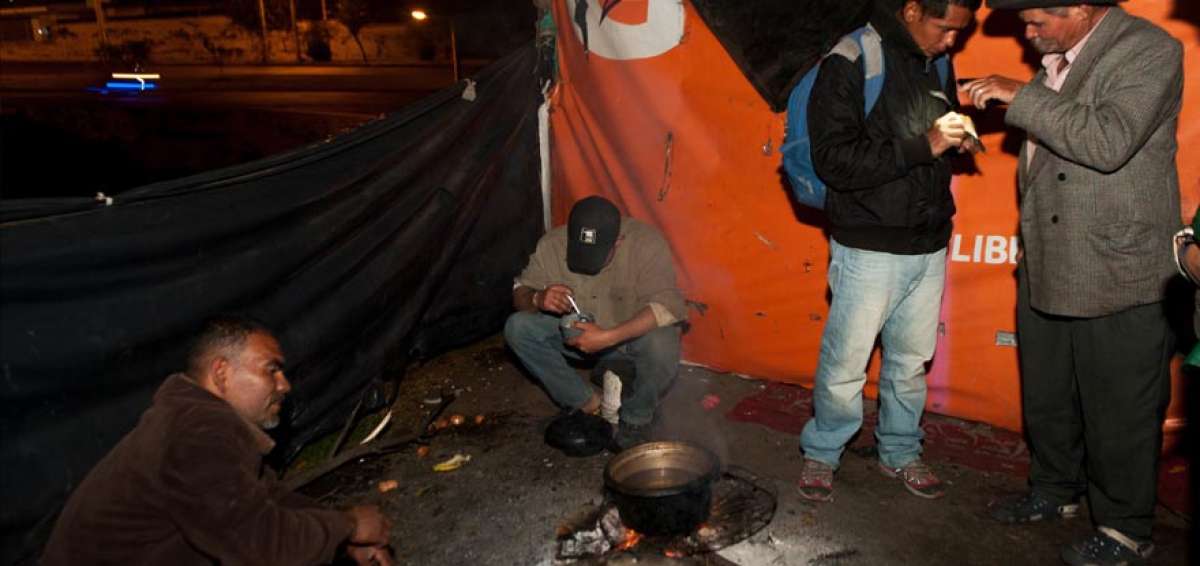 En el parterre de la avenida Eloy Alfaro, en el sector de Carcel&eacute;n, hay un campamento en el que habitan familias venezolanas. Seg&uacute;n los datos de sus habitantes hay 12 mujeres embarazadas y 11 ni&ntilde;os. Los moradores del campamento cocinan en fogatas hechas con le&ntilde;a recolectada.