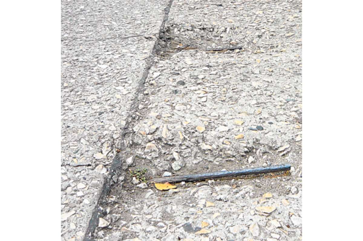 El mal estado de las calles genera da&ntilde;os en vehiculos en un sector del sur