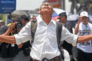 Millares de personas asistieron a la ceremonia de beatificaci&oacute;n de Mons. &Oacute;scar Arnulfo Romero. Muchos realizaron vigilia un d&iacute;a antes. FOTO: AFP 