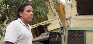 El manabita Bryan Intriago ingres&oacute; a la casa colapsada que se observa en la foto. Sin nada que lo alumbre lleg&oacute; hasta el sitio donde hab&iacute;a una mujer atrapada.