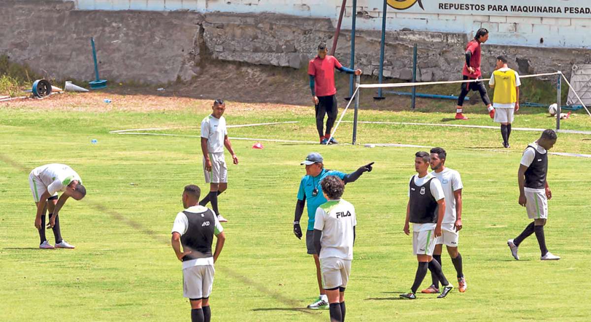Deportivo Quito retorn&oacute; ayer a las pr&aacute;cticas. Sus jugadores no saben si esta semana podr&aacute;n actuar ante Liga (L). Tambi&eacute;n faltan fondos para el desplazamiento. Foto: John Guevara / El Tel&eacute;grafo