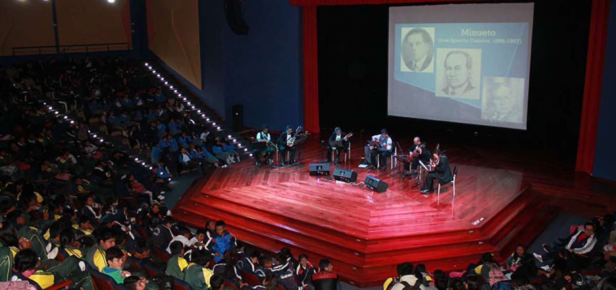 Los m&uacute;sicos Gorky Rolando Campuzano, &Eacute;dyson Pi&ntilde;eiro, Eduardo Herrer&iacute;a y William B&aacute;ez Campa&ntilde;a son los integrantes de la Estudiantina QuintEsencia. 