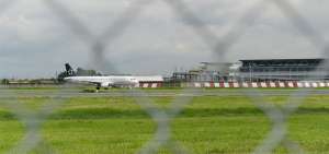El per&iacute;metro del aeropuerto Jos&eacute; Joaqu&iacute;n de Olmedo cuenta con mallas met&aacute;licas y muros de concreto.