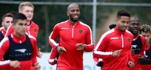 El delantero marfile&ntilde;o Didier Drogba (centro) junto con sus compa&ntilde;eros del Phoenix Rising, en la pr&aacute;ctica del lunes en la Casa de la Selecci&oacute;n. 