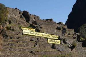Un banner que reza Peligro biocombustibles: salven los bosques, salven el clima desplegado por activistas de Greenpeace en las ruinas de Machu Picchu. Foto: AFP