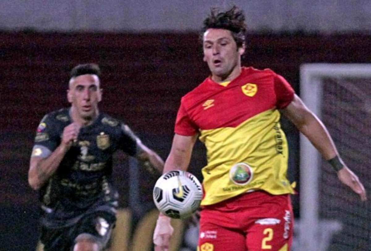 Fabricio Fontanini (der.), de Aucas, controla el bal&oacute;n ante Diego Dorregaray
