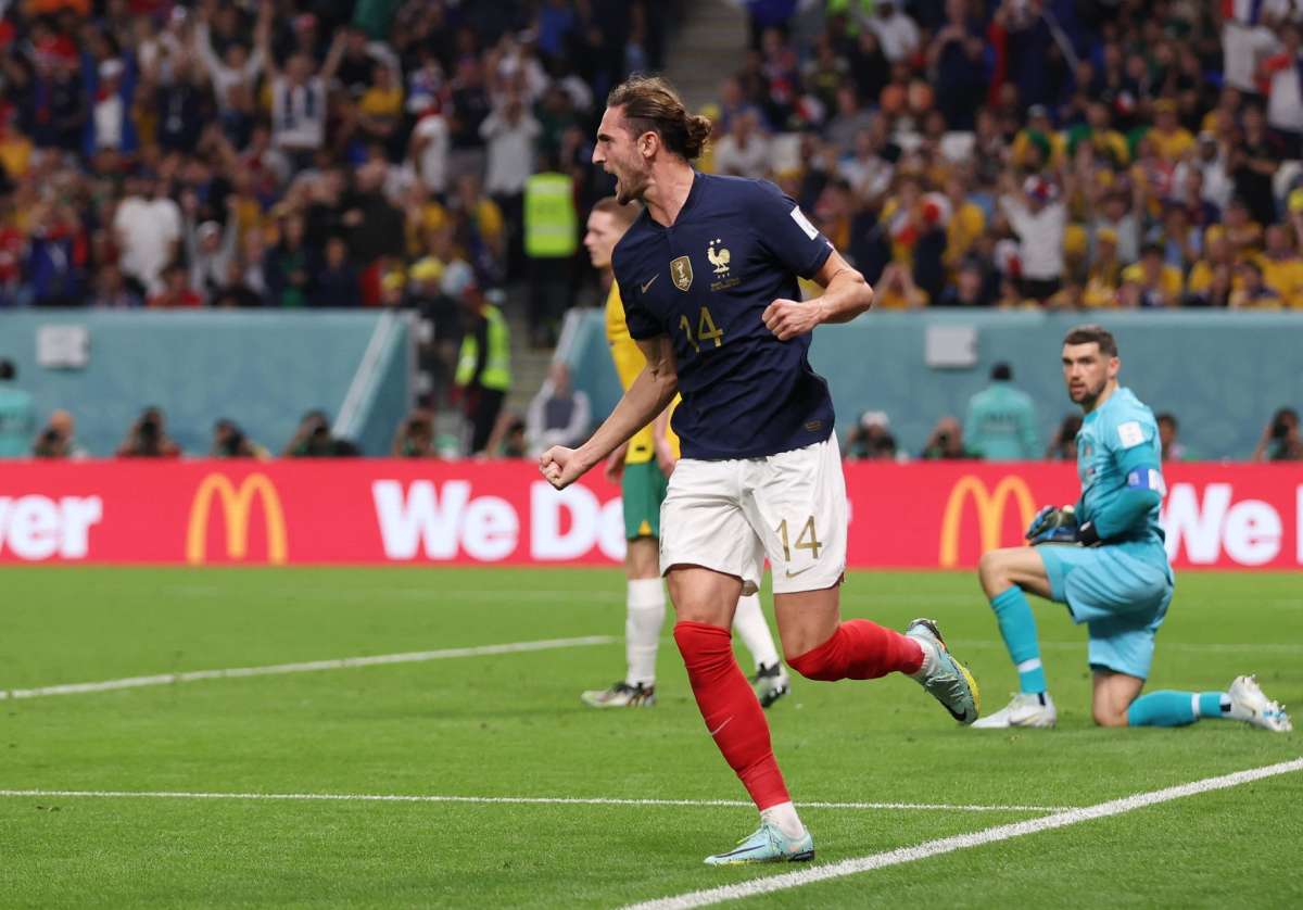 Adrien Rabiot festeja el primer gol francés en el estadio Al Janoub.