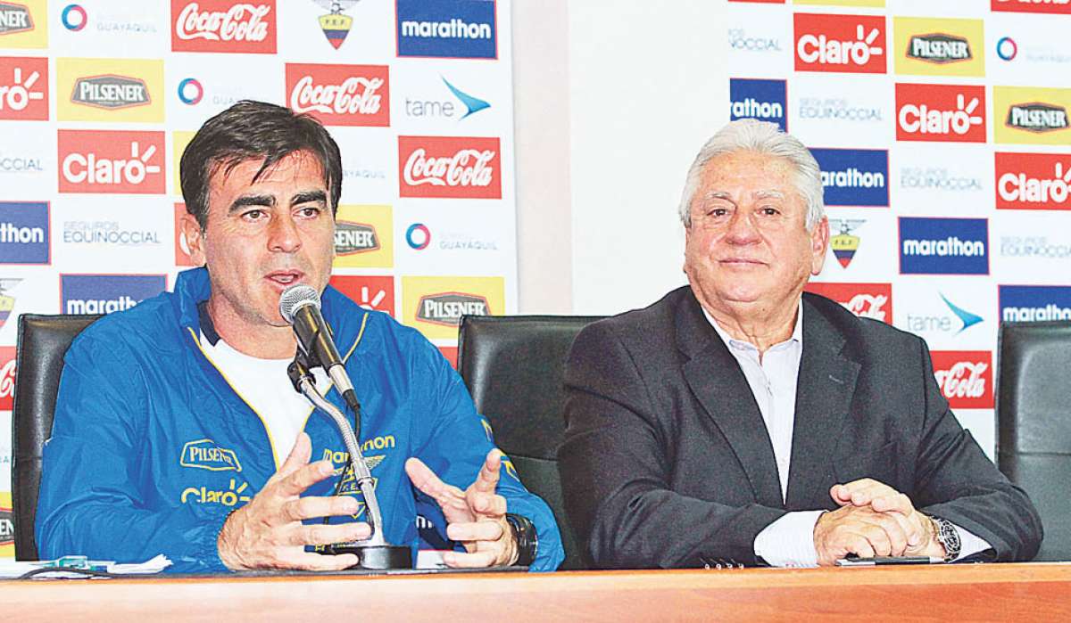 El DT de la selecci&oacute;n ecuatoriana, Gustavo Quinteros (i), y el presidente de la FEF, Luis Chiriboga, durante una conferencia de prensa en Quito. Foto: internet