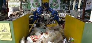 El botadero de basura est&aacute; situado en el sector Yuracazha, a 15 kil&oacute;metros de la ciudad de Ca&ntilde;ar, donde se hace el tratamiento de los s&oacute;lidos.