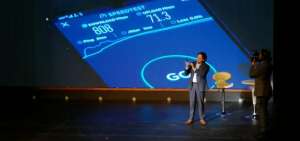 El ministro de Telecomunicaciones, Andr&eacute;s Michelena, durante una demostraci&oacute;n de tecnolog&iacute;a 5G, en el marco del lanzamiento de la pol&iacute;tica "Ecuador digital".