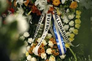 El club colombiano envi&oacute; una corona de flores al Santiago Bernab&eacute;u en honor a Alfredo Di St&eacute;fano. Foto: EFE