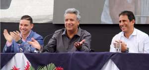 El Mandatario durante un evento de entrega de cr&eacute;ditos en Guayaquil.
