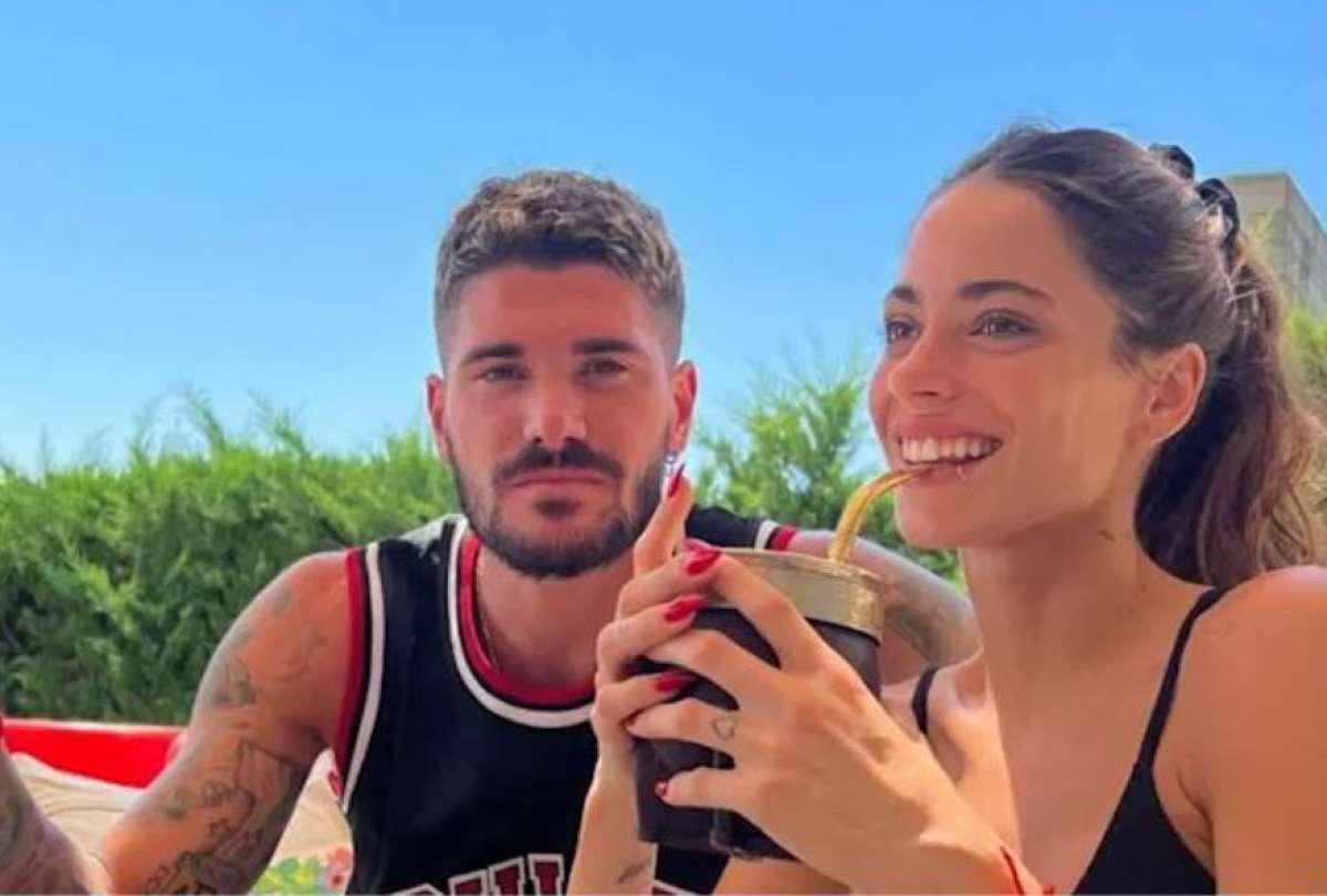 Los rumores de una supuesta propuesta de matrimonio de la estrella del fútbol argentino a la cantante se desataron tras su viaje a Ibiza.