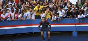 Neymar es recibido por 45.000 hinchas del PSG en el estadio Parque de los Pr&iacute;ncipes