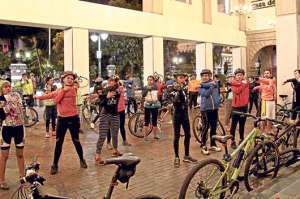 Pasi&oacute;n por el ciclismo nocturno en Ambato