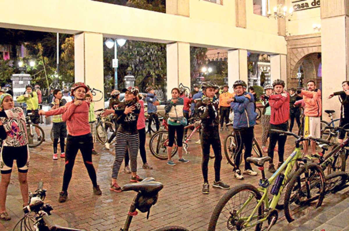 Pasi&oacute;n por el ciclismo nocturno en Ambato