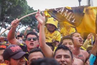 La hinchada de Barcelona despidió al plantel con bombos, cánticos, bengalas y banderas