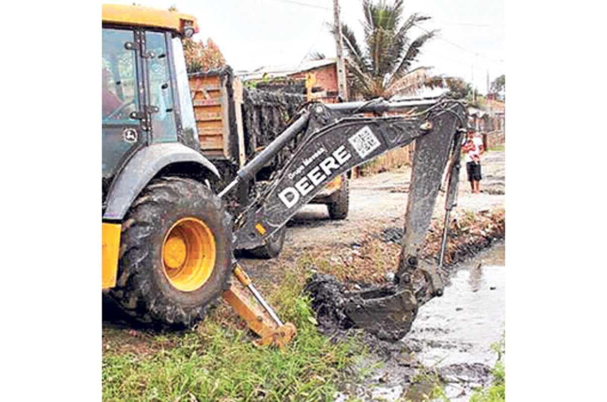 Limpieza de canales de aguas residuales en el sector norte de Milagro