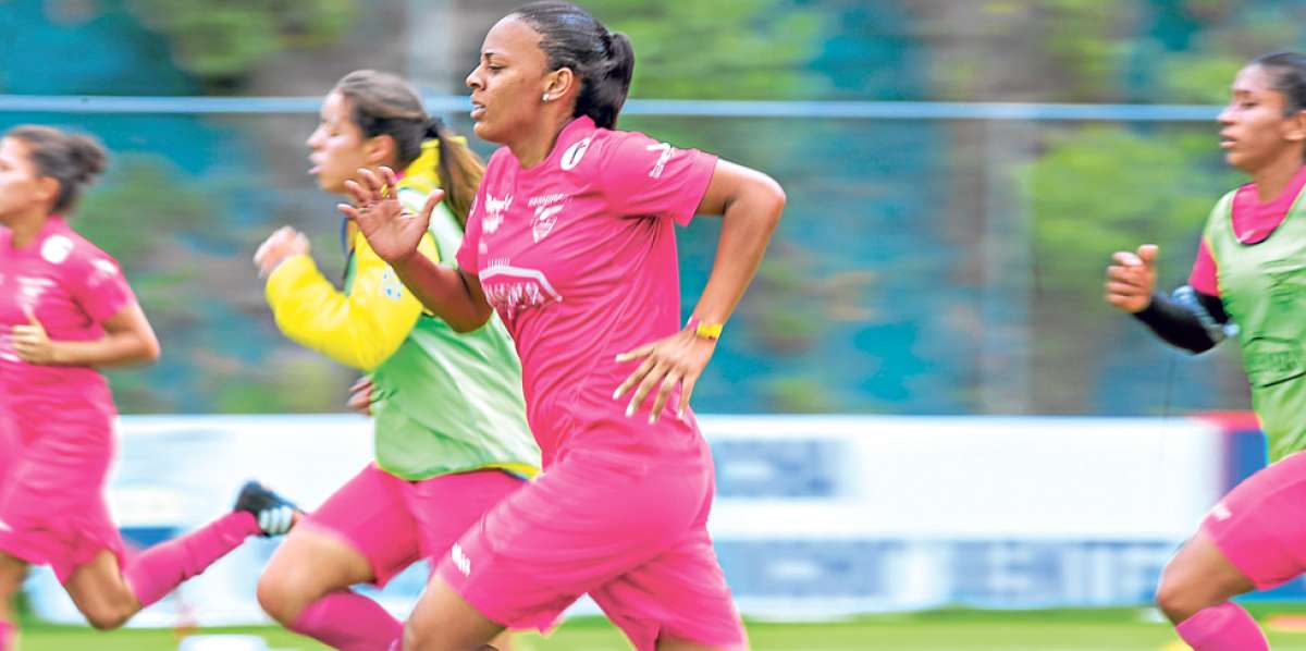La defensora de la selecci&oacute;n Katherine Ortiz (centro) ya realiza algunos trabajos a la par de sus compa&ntilde;eras. Foto: &Aacute;lvaro P&eacute;rez / El Tel&eacute;grafo