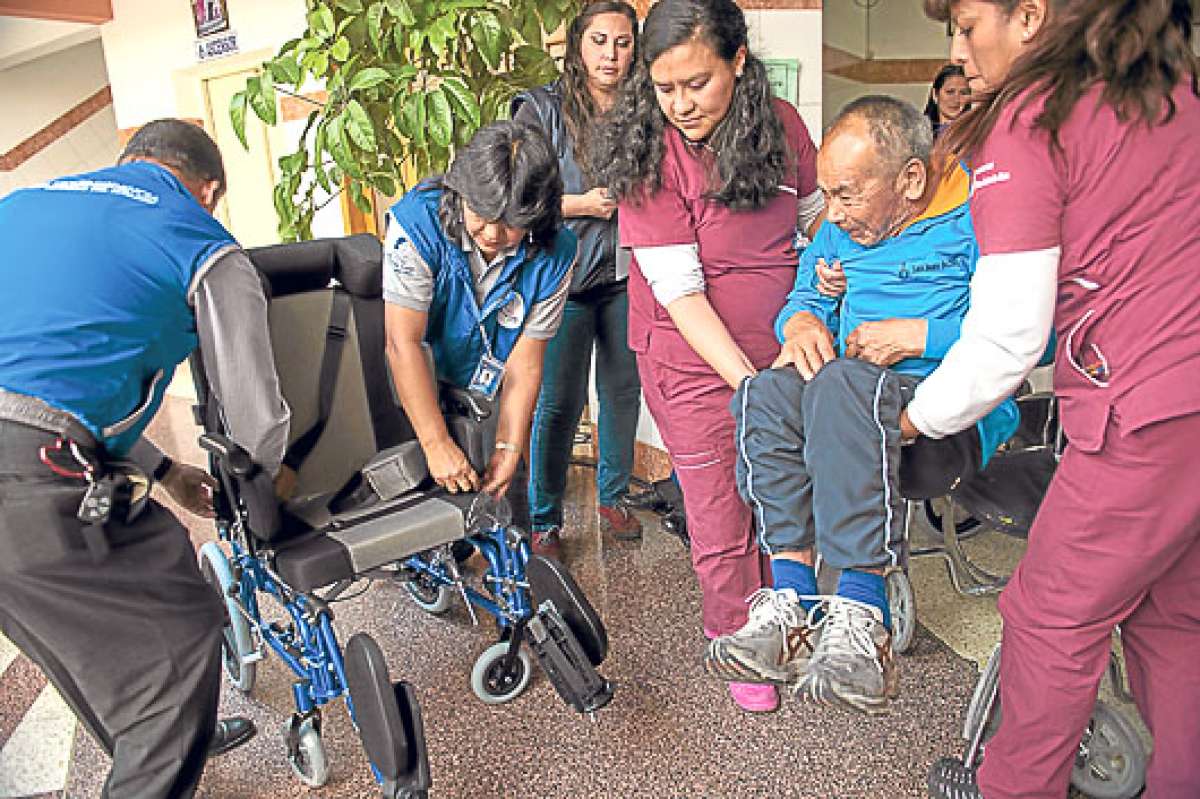 Jos&eacute; Efra&iacute;n Rojas, adulto mayor de 77 a&ntilde;os, agradeci&oacute; con una sonrisa la silla postural que le donaron. Foto: Fernando Sandoval / El Tel&eacute;grafo