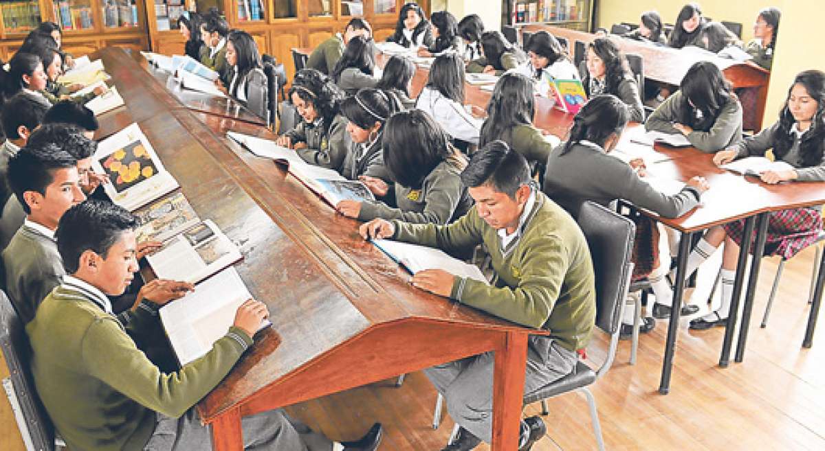 Los chicos del club de periodismo del colegio Mario Cobo Barona, realizan talleres semanales de lectura comprensiva. All&iacute; se instruyen en varias asignaturas. Foto: Roberto Ch&aacute;vez/ El Tel&eacute;grafo