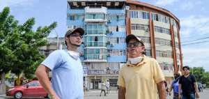 Don Pedro y Junior rotan de casa en casa de familiares para comer, ba&ntilde;arse y dormir. Al hombre de 70 a&ntilde;os le preocupan las deudas y el futuro del primer bloque del edificio, que sigue en pie pero que cojea.
