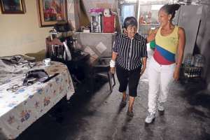 Mar&iacute;a Qui&ntilde;a (izquierda) hasta ayer se recuperaba en su casa (ubicada cerca del Estero Salado). Foto: Karly Torres / El Tel&eacute;grafo