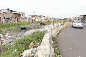 En el estero Cobina (a la altura del Guasmo Sur) hay tramos donde se observa la basura flotando en el agua y contaminando las orillas. Fotos: Jos&eacute; Mor&aacute;n│El Tel&eacute;grafo
