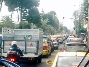 Esta ma&ntilde;ana, en la avenida Amazonas, los carros no circulaban a pesar de que el sem&aacute;foro se encontraba en luz verde. Foto: Gabriela Castillo 
