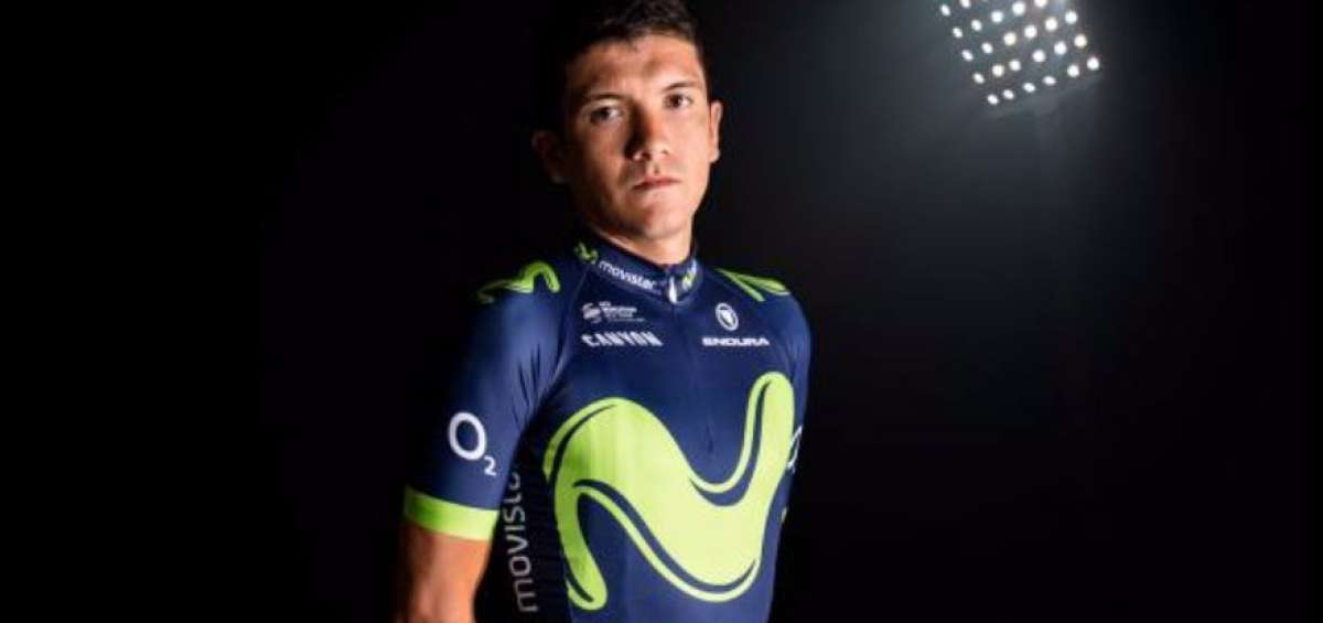 El ciclista carchense Richard Carapaz con la camiseta de competencia de su nuevo equipo, Movistar Team, con el que tiene v&iacute;nculo hasta 2018. 