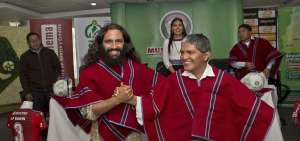 Durante la visita a la cooperativa, Sor&iacute;n visti&oacute; el distintivo poncho rojo que identifica al club Mushuc Runa.