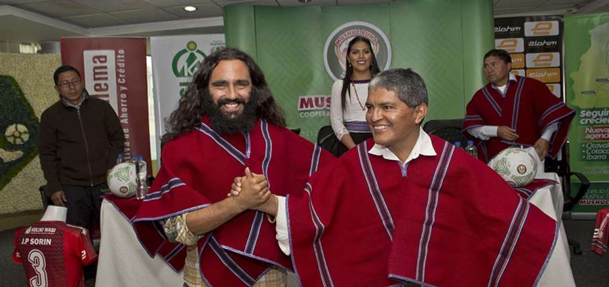 Durante la visita a la cooperativa, Sor&iacute;n visti&oacute; el distintivo poncho rojo que identifica al club Mushuc Runa.