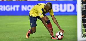 Enner Valencia luego de marcar el 1-2 de Ecuador ante Per&uacute;