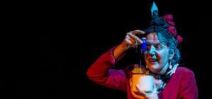 Escena de la obra La Torera, que form&oacute; parte del cartel de la edici&oacute;n Quito Tiene Teatro en el a&ntilde;o 2017. 