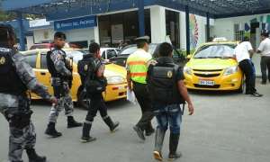 Tras la audiencia de formulaci&oacute;n de cargos para  personas  extranjeras  en proceso de deportaci&oacute;n, fueron trasladados a Quito. Foto: Cortes&iacute;a Jairo Erazo